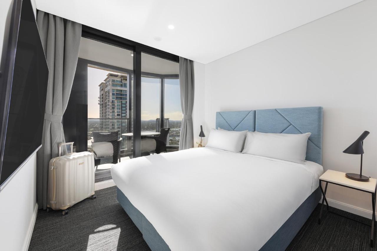 Meriton Suites Surfers Paradise โกลด์โคสต์ ภายนอก รูปภาพ A room at the hotel