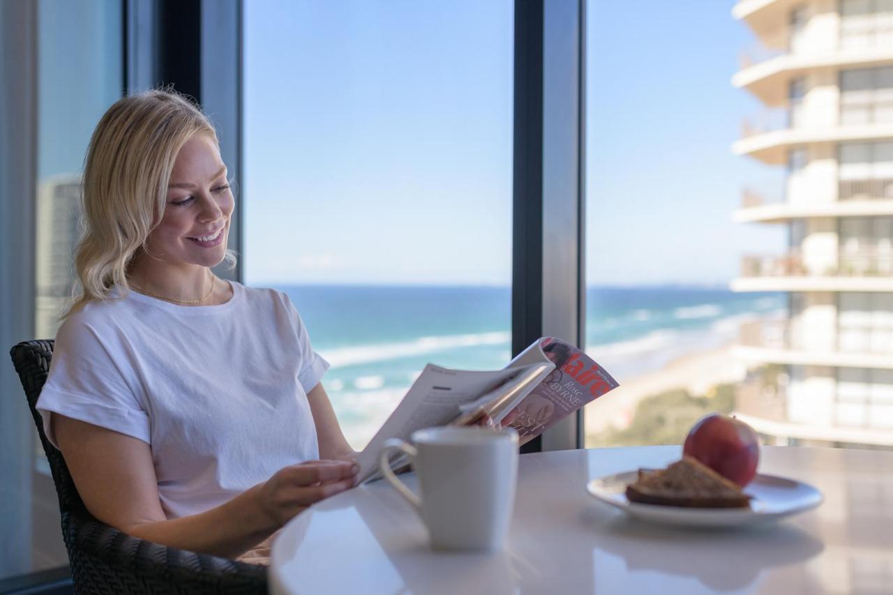 Meriton Suites Surfers Paradise โกลด์โคสต์ ภายนอก รูปภาพ A guest enjoys breakfast at the beachside balcony