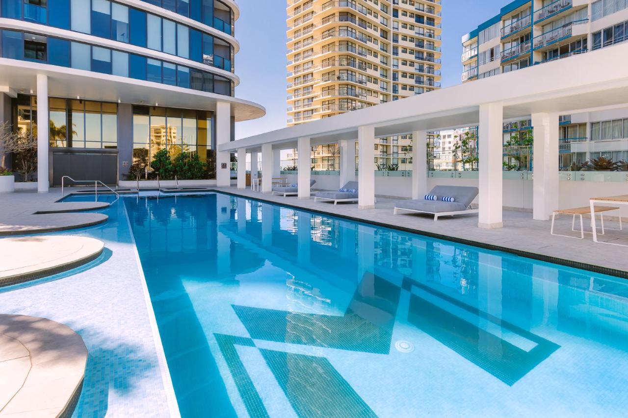 Meriton Suites Surfers Paradise โกลด์โคสต์ ภายนอก รูปภาพ The swimming pool at the hotel