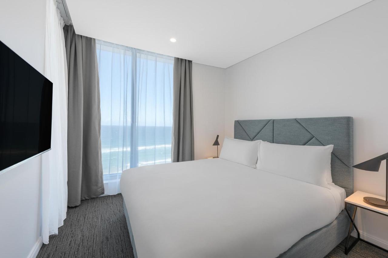 Meriton Suites Surfers Paradise โกลด์โคสต์ ภายนอก รูปภาพ A room at the hotel