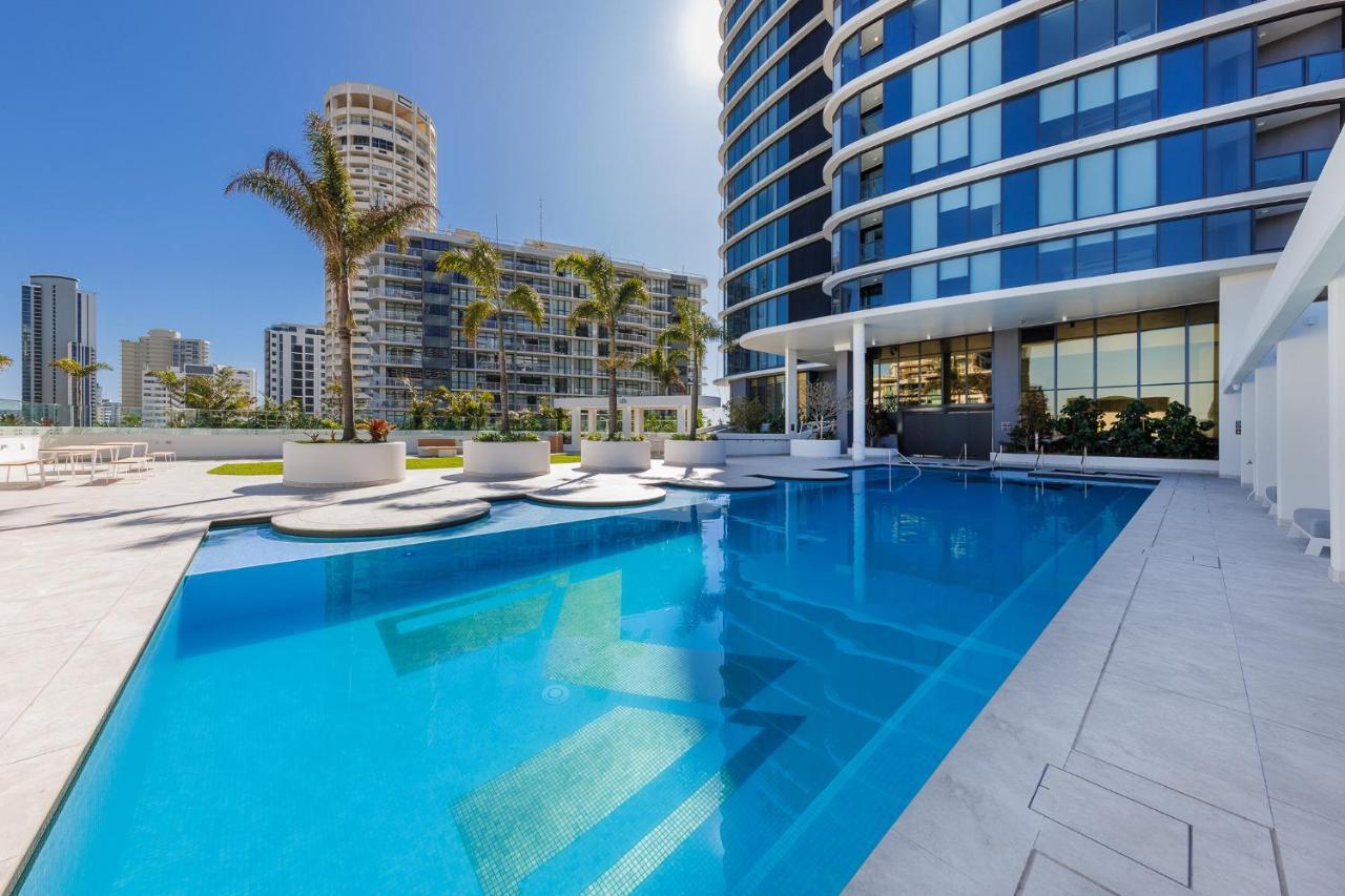 Meriton Suites Surfers Paradise โกลด์โคสต์ ภายนอก รูปภาพ The swimming pool at the hotel