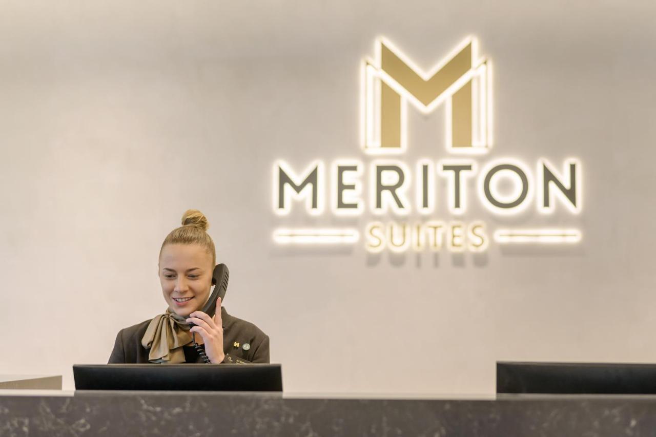 Meriton Suites Surfers Paradise โกลด์โคสต์ ภายนอก รูปภาพ Meriton Suites reception